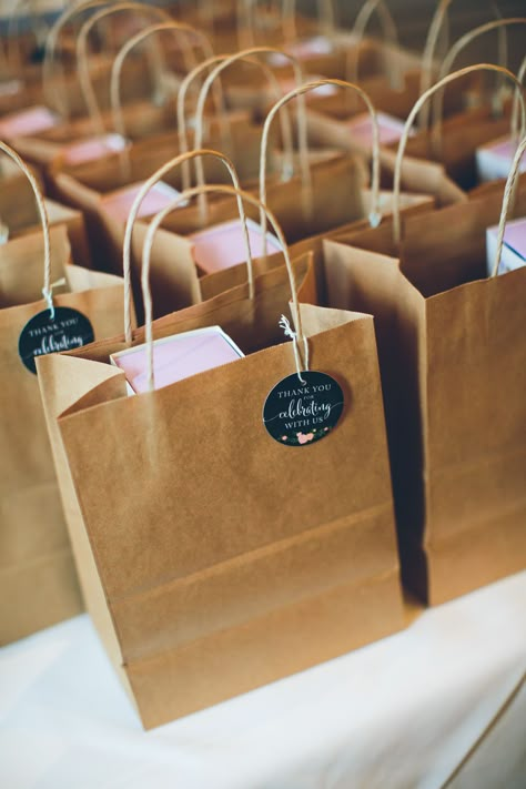 Brown Bag Favor Bags with Personalized Gift Tags Paperbag Gift Bags Ideas, Paperbag Decoration Ideas, Gift Paper Bags Ideas, Store Packaging Ideas, Paper Bag Gift Ideas, Brown Paper Bag Gift Bags, Paper Bag Packaging Ideas, Brown Paper Bag Packaging, Gift Bag Decorating Ideas