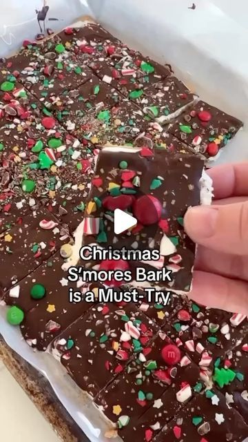 Christmasglitter🎄Est. Oct 2013 on Instagram: "How delicious do these Christmas S’mores Bars look. Yum!  Follow me @mommyglitter where our family Christmas fun begins November 1st. 

Reel credit to @playpartyplan 

#christmashome #christmasinspo #christmascountdown #christmasdecor  #christmastime #christmastree  #christmastime #christmas #christmasinspo #christmasvibes #christmasdecorating #christmasinspiration #christmasaesthetic #christmasmood #christmasdecor #christmasgoals #christmashometour #cozychristmas #cosychristmas #diy #christmasvillage" Christmas Bark Recipes Smores, S’mores Christmas Bark, Smores Christmas Bark, Christmas Smores Bark, Christmas Chocolate Bark Ideas, Christmas Smores Bar, S’mores Bark, Christmas Smores, Smores Christmas