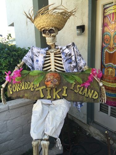 Doing the Tiki theme right! PIB's Forbidden Tiki Island on Halloween forum Haunted Hawaiian Party, Haunted Luau, Halloween Luau, Tiki Halloween, Hawaiian Halloween, Tropical Halloween, Halloween Decorations Party Scary, Tiki Theme, Halloween Beach