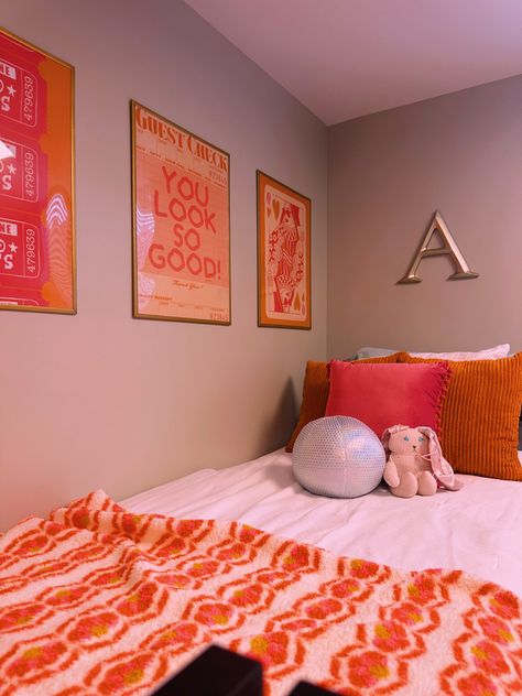 College Dorm Room Ideas Pink And Orange, Dorm Room Ideas For Girls College 2024, Wvu Dorm Room, Pink And Orange Dorm Room Ideas, Pink And Orange Dorm Decor, Green And Orange Dorm Room, Orange Dorm Room Aesthetic, Pink And Orange Dorm Room Aesthetic, Pink Orange And Blue Bedroom