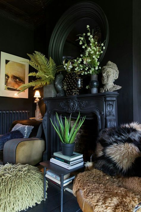 Hallway Renovation, Elle Decor Living Room, Hallway Wallpaper, Decorating A New Home, British Interior, Moody Interiors, Abigail Ahern, Dark Home, Dark Walls