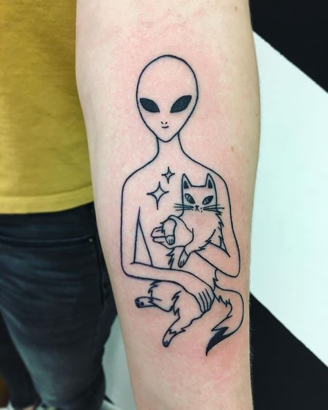 Alien and cat tattoo Ufo Tattoo, Black Cat Tattoos, Kunst Tattoos, Alien Tattoo, Weird Tattoos, Funny Tattoos, Wow Art, Simplistic Tattoos, Anime Tattoos