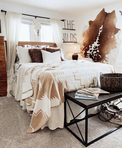 Western Boho Bedroom, Western Room Ideas, Western Bedrooms, Country Bedroom Decor, Western Bedroom Decor, Western Rooms, Western Bedroom, Dorm Room Inspiration, Redecorate Bedroom