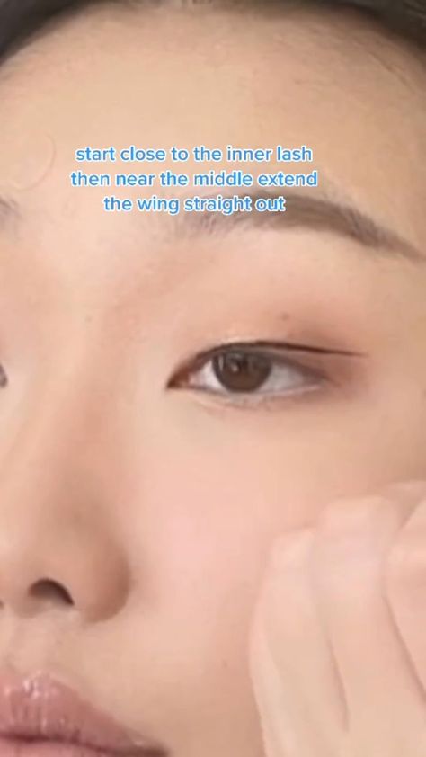 Monolid Eyeliner, Long Face Makeup, Mono Eyelid, Eyelid Makeup, Everyday Eyeliner, Monolid Eye Makeup, Monolid Eyes, Perfect Eyeliner, Eyeliner Looks