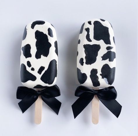 Cow Cakesicles Ideas, Cow Cakecicles, Cow Print Dessert Ideas, Cow Print Cakesicles, Cow Cakesicles, Farm Cakesicles, Cowboy Cakesicles, Cow Print Treats, Cow Print Desserts