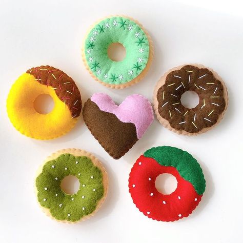 Felt Donut, Felt Food Pattern, Play Kitchen Food, Felt Food Diy, Donut Pattern, Pretend Play Kitchen, Felt Play Food, Kids Pretend Play, Toddler Sensory