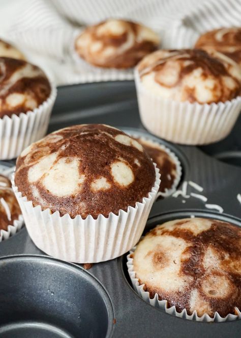 Marble Cupcakes with Chocolate Icing and Coconut Cupcake Icing Recipe, Vanilla Combo, Cupcake Tips, Low Fat Banana Bread, Marble Cupcakes, Cupcake Recipes From Scratch, Cupcake Toppings, Coconut Baking, Cupcakes With Chocolate