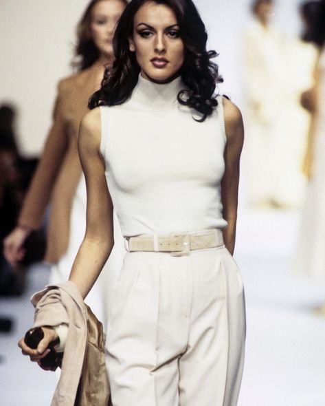 1990 Style, 90s Runway Fashion, Elegant Outfit Classy, Vintage Runway, Design Moda, Estilo Chic, Style Mistakes, Runway Show, 2000s Fashion