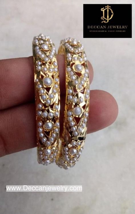 Jadau Bangles, Pearl Bridal Jewelry Sets, Punjabi Jewellery, Hyderabadi Jewelry, Designers Jewelry Collection, Emerald Ring Vintage, Pearl Jewelry Design, Antique Jewelry Indian, Pearl Bangle