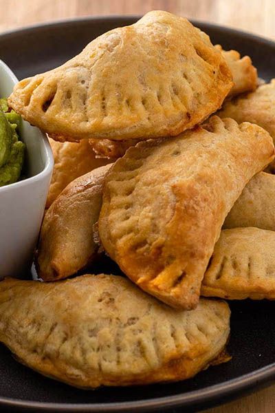 Chorizo Recipes Appetizers, Chorizo Recipes Dinner, Chorizo Empanadas, Breakfast Empanadas, Easy Empanadas Recipe, Vegan Breakfast Recipes Easy, Cheese Empanadas, Marinated Pork Chops, Cheese Queso