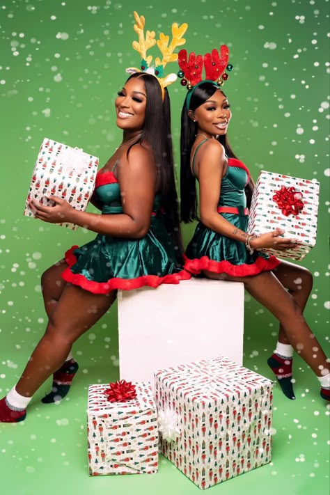 Bestie Shoot, Santa Jokes, Bestie Christmas, Christmas Photos Outfits, Bestie Pictures, Bestie Photoshoot, Friend Photo Shoot, Christmas Pictures Outfits, Christmas Photoshoot Ideas