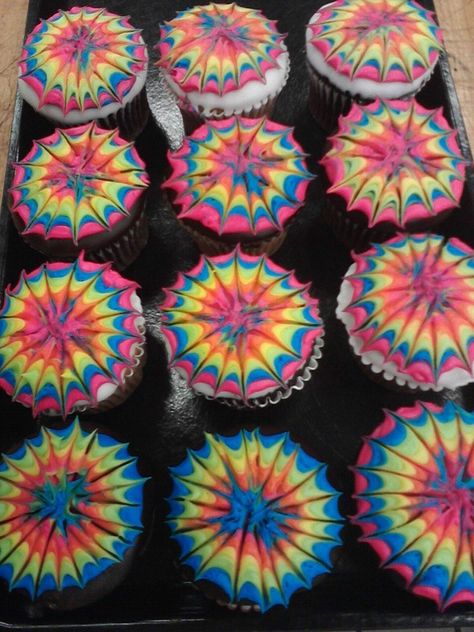 Tie dye cupcakes Tie Dye Theme Party, Disco Themed Cupcakes, 70s Cupcakes Ideas, Tie Dye Pull Apart Cupcakes, Tye Dye Desserts, 70s Cupcakes, Hippie Cupcakes, The Dye Cupcakes, Tye Dye Cupcakes Frosting