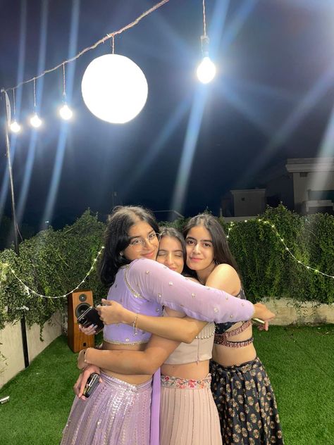 Indian Sisters Aesthetic, Friends Desi Aesthetic, Best Friend Poses Aesthetic Traditional, Desi Cousin Aesthetic, Desi Aesthetic With Friends, Indian Cousins Aesthetic, Desi Poses With Friends, Desi Friends Photoshoot Ideas, Traditional Poses With Friends