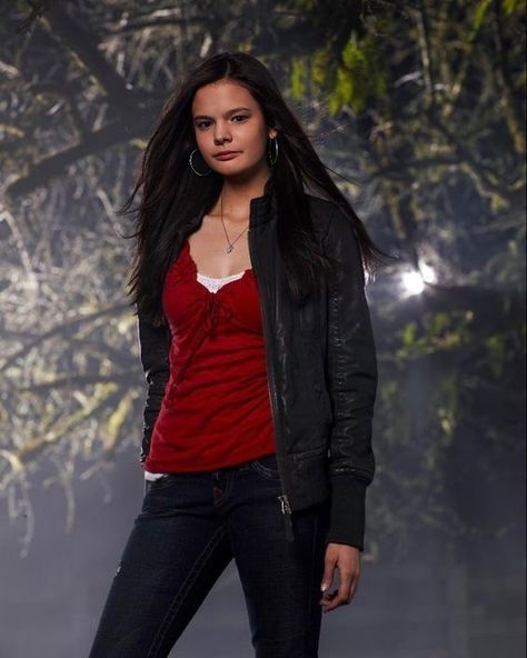 Elena Gilbert 60s Dance Outfit, Elena Gilbert Full Body Pic, Phoebe Tonkin Outfits, Bonnie Bennett Outfits, Tvd Fashion, Vampire Diaries Season 1, Nina Dobrev Vampire Diaries, Elena Gilbert Style, Biker Girl Outfits