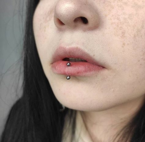 Vertical Labret Aesthetic, Vertical Labret Piercing Aesthetic, Central Labret, Labret Vertical, Vertical Labret Piercing, Vertical Labret, Labret Piercing, E Tattoo, Body Modifications