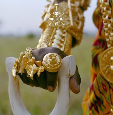 Gold ornaments worn by a Ghanaian chief #ring Ashanti Empire, Ghana Culture, Black Royalty, African Royalty, African Traditions, Estilo Hippie, African People, African Diaspora, African History