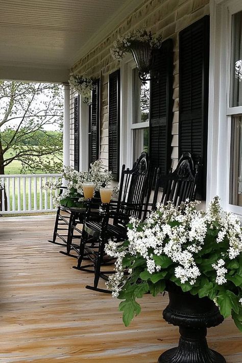 33 Spring Porch Ideas to Freshen Up Your Outdoor Space Narrow Front Porch Ideas, Black Front Porch, Porch Ideas Entrance, Porch Topiary, Spring Porch Ideas, Porch Urns, Porch Nook, Beautiful Porches, Farmhouse Porches