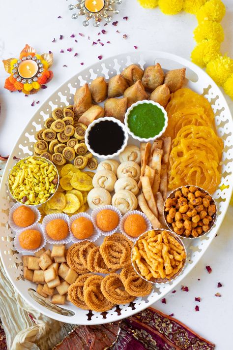 Indian Charcuterie Board, Indian Food Party, Board With Food, Diwali Snacks, Indian Appetizers, Diwali Sweets, Snack Platter, Pani Puri, Diwali Food