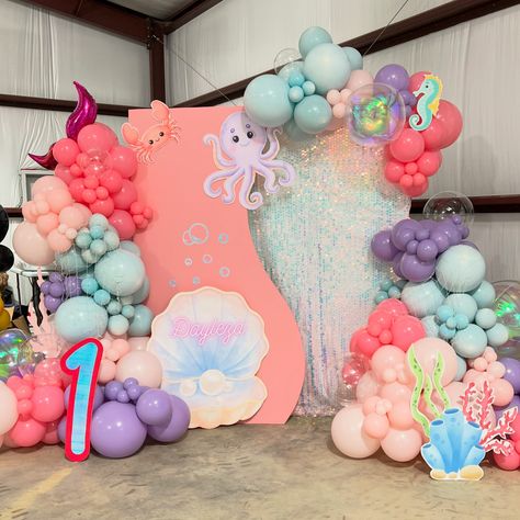 Dayleza 1st Birthday!🐚🪸 Celebrating under the sea with a magical decoration ✨🧜‍♀️ Book your next decoration at: www.wanballoons.com #undertheseaparty #balloongarland #bryanballoons #collegestation #houstonballoondecorations #1stbirthday #mermaidpartyideas #collegestationballoons #balloonartist Oneder The Sea Centerpieces, Princess Balloon Arch, Sea Centerpieces, Princess Balloon, Oneder The Sea, Princess Balloons, Under The Sea Party, Mermaid Princess, Mermaid Party