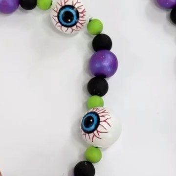 Dollar Tree Halloween, Dollar Tree Hacks, Halloween Eyeballs, Dollar Tree Finds, Manualidades Diy, Beaded Garland, Hot Glue Gun, Glue Gun, Dollar Tree Diy