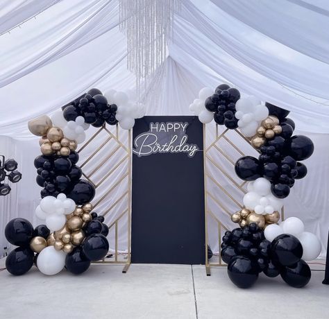 27 Birthday Ideas, Birthday Backdrop Ideas, Black And Gold Birthday, Black Christmas Decorations, 30th Birthday Themes, Deco Ballon, Black And Gold Balloons, 50th Birthday Decorations, 21st Birthday Decorations