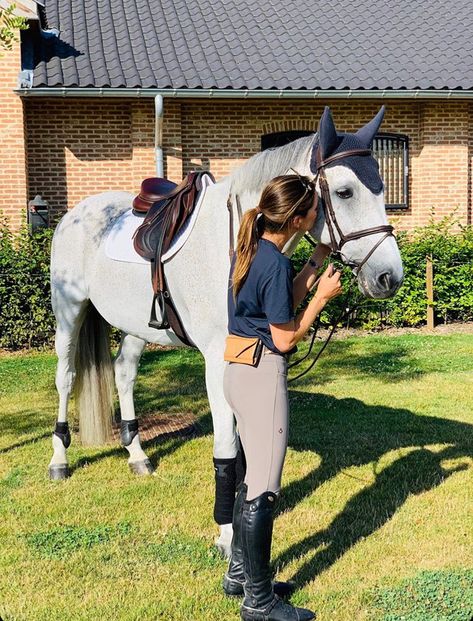 Hourse Girl Style, Horse Girl Aesthetic Outfit, Jessica Springsteen Equestrian, English Equestrian Aesthetic, Rich Equestrian Aesthetic, Horse Girl Outfits, Jessica Springsteen, Horse Girl Aesthetic, Horseback Riding Outfits