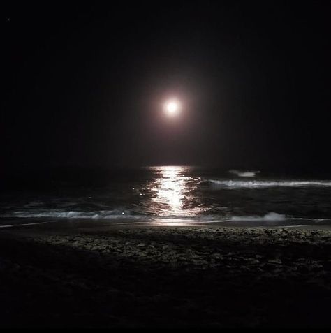 Night Time Beach Pictures, Night Sky Moon, Escape The Night, Ocean At Night, Beach At Night, Dark City, Pretty Backgrounds, Night Scenery, Shadow Pictures