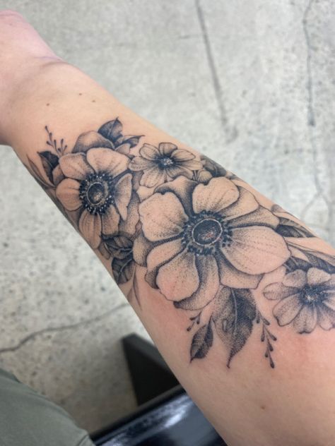 White Floral Tattoo, Poppy Tattoo Sleeve, Black Poppy Tattoo, Anemone Tattoo, Poppy Flower Tattoo, Tattoo Background, Floral Tattoos, Poppies Tattoo, Beautiful Flower Tattoos