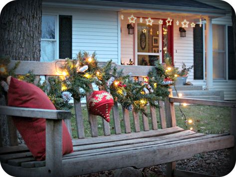 Thanksgiving Decorations Outdoor, Christmas Entry, Porch Bench, Entry Decor, Classy Christmas, Christmas Front Porch, Christmas Porch Decor, Christmas Decorations Diy Outdoor, Decor Signs