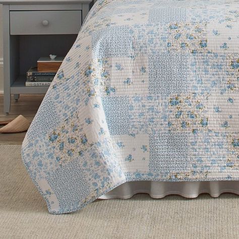 Laura Ashley Kenna Cotton Reversible Blue Quilt Set - Bed Bath & Beyond - 19293108 Shabby Chic Quilts, Gingham Quilt, Laura Ashley Bedding, Blue Farmhouse, Blue Shabby Chic, Floral Bedspread, King Quilt Sets, Cotton Quilt Set, Cottage Quilt