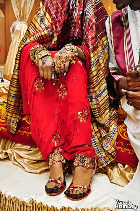 Sudanese Jirtig Bridal Henna Sudanese Bride, Sudanese Wedding, Somali Clothing, Bride Henna, Henna Ink, Egyptian Painting, Red Henna, Ancient Egyptian Jewelry, Nikah Dress