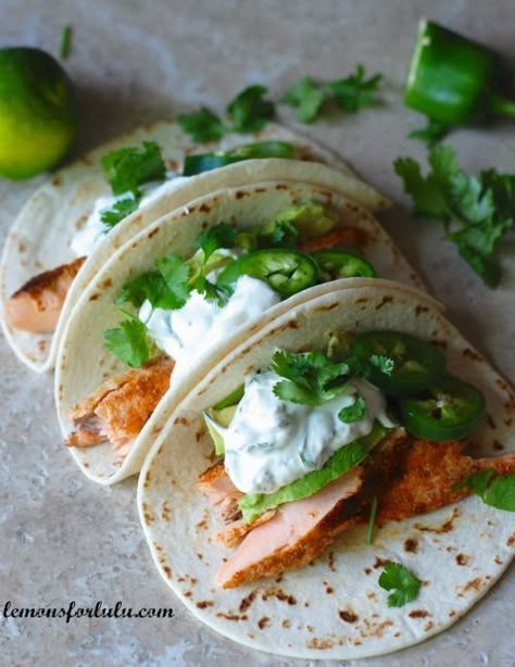 Salmon Tacos with Jalapeño Cream | Lemons for Lulu | Podemos atualizar essa massa do taco por algo envolvido com claras e aveia... idéias e mais idéias... Summertime Meals, Salmon Tacos, Hispanic Kitchen, Spicy Salmon, Salmon Dishes, Shrimp Tacos, Party Snack, Cooking Salmon, God Mat