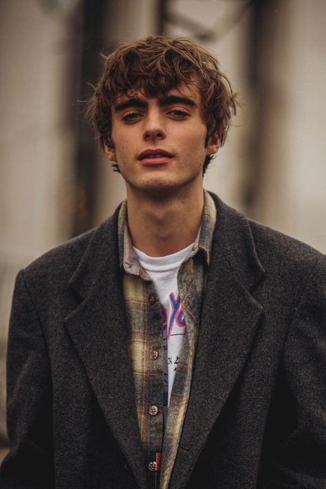 Street style à la Fashion Week homme automne-hiver 2018-2019 de Paris French Style Men, Modern Gentleman Style, Gentleman Mode, Paris Hair, Style Gentleman, Male Style, La Fashion Week, Mens Fashion Week, Modern Gentleman