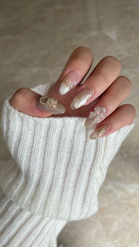 Nail With Pearls Nailart, Gold Silver Nail Art, Golden Silver Nails, White Silver And Gold Nails, Golden And Silver Nails, Gold Nails With Pearls, White Gold Silver Nails, Cat Eye Almond Nails Designs, Cat Eye Nails With Charms