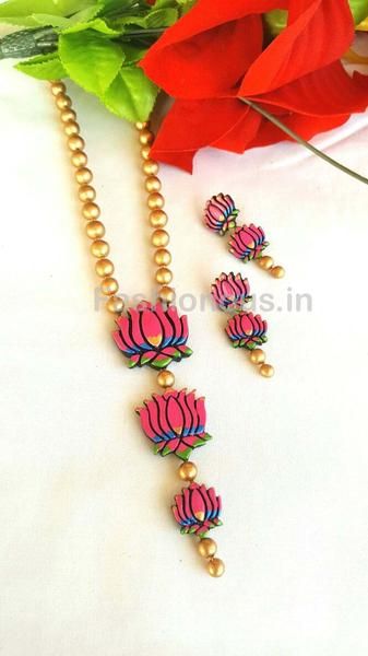 Diy Jwellary, Rattan Jewelry, Terracotta Jewellery Making, Traditional Pendant, Terracotta Jewellery Designs, Terracotta Earrings, Diy Fabric Jewellery, Hand Painted Necklace, Jewellery Pendant