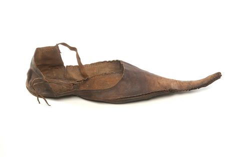 Why Were Medieval Europeans So Obsessed With Long, Pointy Shoes? - Atlas Obscura Shoes Medieval, Medieval Shoes, Historical Shoes, Museum Of London, Pointy Shoes, Late Middle Ages, London Museums, Evolution Of Fashion, Medieval Costume