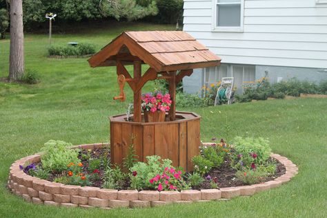 Wishing well flower garden. Wishing Well Landscaping Ideas, Wishing Well Ideas For Yard, Water Well Cover Ideas Outdoor, Well Decoration Ideas, Water Well Design, Wishing Well Ideas, Garden Wishing Well, Wishing Well Garden, Diy Wishing Wells