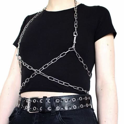 Goth Diy Clothes Accessories, Safety Pin Shirt, Chain Outfit, Chain Harness, Diy Chain, Diy Vetement, Alt Fashion, Alternative Outfits, Goth Outfits