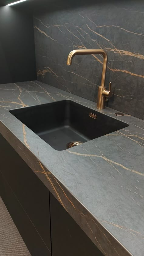 Black Dekton Countertop, Countertops Decor Ideas, Black Quartz Kitchen Countertops, Modern American Kitchen, Black Marble Kitchen, Black Marble Sink, Kitchen Countertops Decor, Rustic Interior Decor, Kitchen Design Countertops