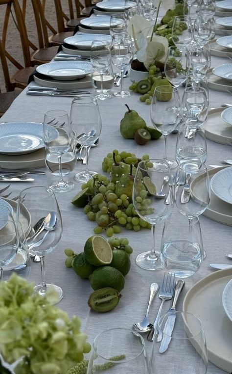 Herb Themed Party, Fun Table Settings Ideas Dinner Parties, Cabbage Table Setting, Figs Tablescape, Wedding Tables No Flowers, Fruit As Wedding Decor, Wedding Table Without Flowers, Green Themed Dinner Party, Table Escapes Ideas