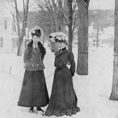 1,642 Me gusta, 5 comentarios - Victorian Darlings (@victoriandarlings) en Instagram: "‘Snow Fashion’, ca. 1890s-1900s. From Deborah Lundbech’s album ‘Ada May’s Life’ on Flickr." 1905 Fashion, Victorian Winter, Belle Epoque Fashion, Walking Outfits, Snow Fashion, History Fashion, Historical Pictures, Vintage Portraits, Edwardian Fashion