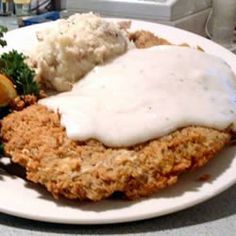 Mock Chicken Fried Steak. I found this recipe a while back, and it became one of our regular family favorites. Pair it with some mashed potatoes & gravy and a nice salad or green veggie. So easy and so good! Country Fried Steak Recipe, Mock Chicken, Beef Cubed Steak, Chicken Fried Steak Recipe, Fried Steak Recipes, Golden Corral, Restaurant Copycat, Country Fried Steak, Country Fried