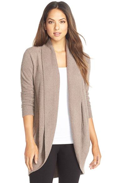 Barefoot Dreams are so soft...love the taupe color in XS/S. Little pricey though! Saw this in a shop at Rosemary Beach and thought it was so cozy! Cardigan Outfit Brown, Travel Cardigan, Lounge Cardigan, Outfit Brown, Mode Kimono, Cardigan Outfit, Cardigan Outfits, Cozy Chic, Cardigan Fashion