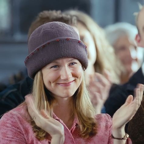 Laura Linney as Sarah in Love Actually (2003) #lauralinney #loveactually #loveactuallymovie #universalpictures #romcommovie #romancemovie #comedymovie Love Actually Movie, Love Actually 2003, Romcom Movies, Laura Linney, Love Actually, Character Reference, Baker Street, Universal Pictures, Romance Movies