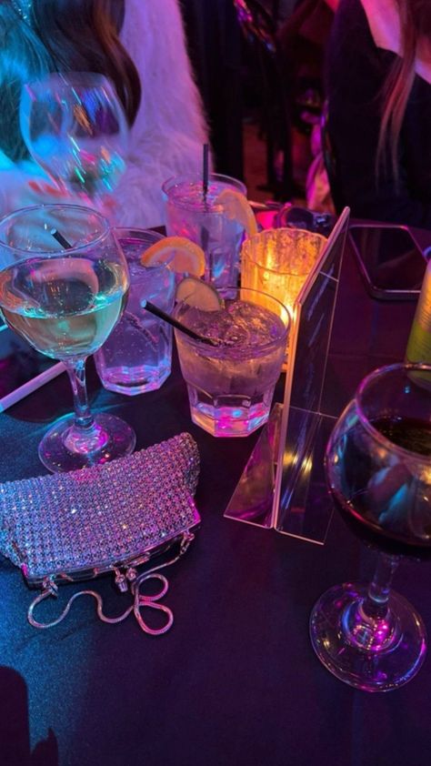 Pretty Alcoholic Drinks, Alcohol Aesthetic, Pretty Drinks, Night Vibes, Foto Ideas Instagram, Night Aesthetic, 18th Birthday, Party Girls, الرسومات اللطيفة