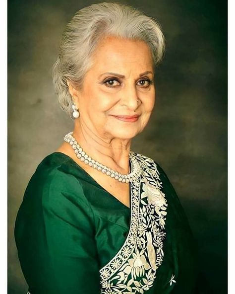 Waheeda Rehman, Asha Parekh, Silver Haired Beauties, 60 Year Old Woman, Indian Women Fashion, New Saree Blouse Designs, Indian Actors, Retro Bollywood, Indian Cinema