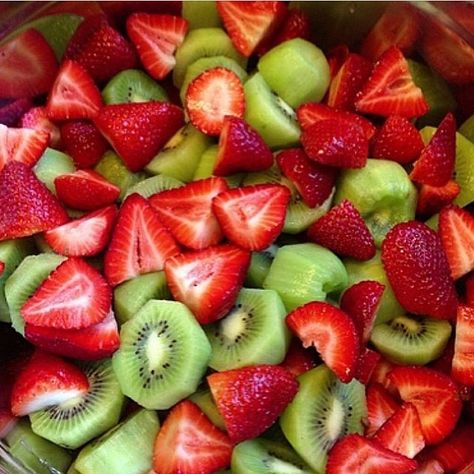 Strawberries and Kiwi Fruit Kiwi Salad, Strawberry Kiwi, Pretty Food, Fruit Salad, Healthy Choices, Get Healthy, Kiwi, Healthy Foods, Health Food