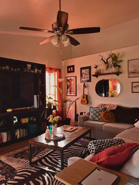 Maxamilist Interior 70s, Chicago Apartment Living Room, House Interior Maximalist, Cosy Flat Aesthetic, Cozy Apartment Vibes, Niki Demar Apartment, Maximalist House Aesthetic, American Traditional Decor, Vintage Maximalism Living Room