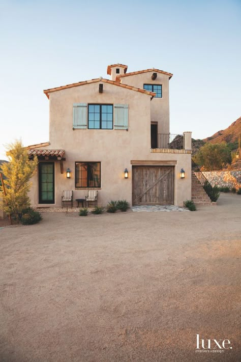 Mediterranean Farmhouse Exterior, Rustic Mediterranean Farmhouse, Foyer Floor, House In The Desert, Mediterranean Farmhouse, Exterior Farmhouse, Mediterranean Homes Exterior, Home Ideas Kitchen, Mediterranean Mansion