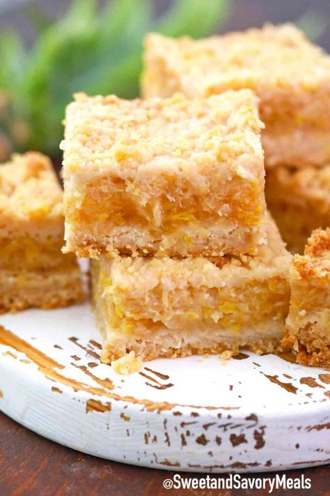 Pineapple Crumb Bars - Sweet and Savory Meals Pineapple Bars, Pineapple Dream Dessert, Baked Pineapple, Crumb Bars, Cheese Bar, Savory Meals, Pineapple Recipes, Crumble Bars, Bar Cookies